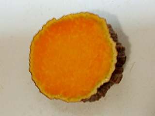 南瓜冰皮水果月饼+#中秋食饼记#,老南瓜切块去皮洗净。