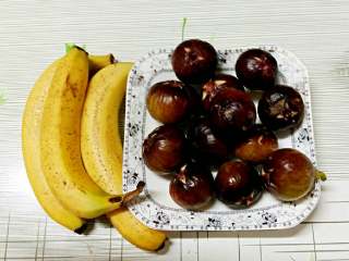 南瓜冰皮水果月饼+#中秋食饼记#,里面的水果馅料。