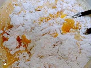 南瓜冰皮水果月饼+#中秋食饼记#,3勺糯米粉，2平勺糖粉，2满勺早米粉，2平勺玉米淀粉（因为家里没有澄粉），1勺半食用油，加入南瓜糊，加入牛奶。