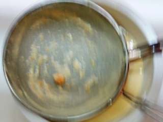 南瓜冰皮水果月饼+#中秋食饼记#,粉糊过筛一下。