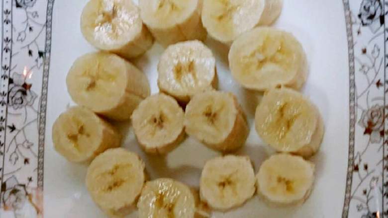 南瓜冰皮水果月饼+#中秋食饼记#,香蕉🍌去皮切段备用。