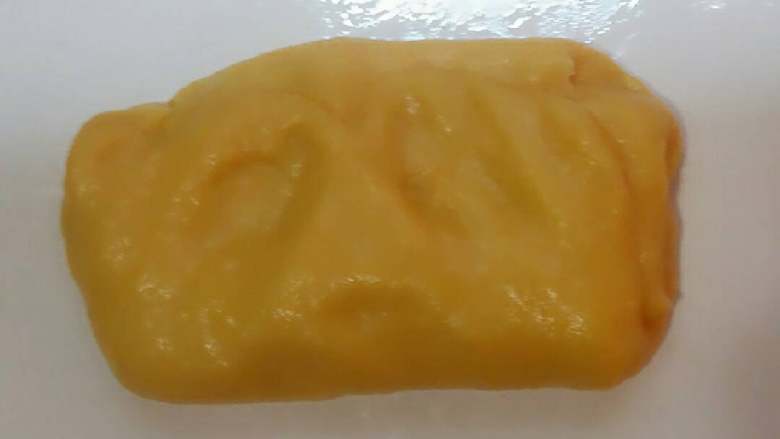 南瓜冰皮水果月饼+#中秋食饼记#,搓揉案板上抹点食用油，冰皮放案板上揉几下。