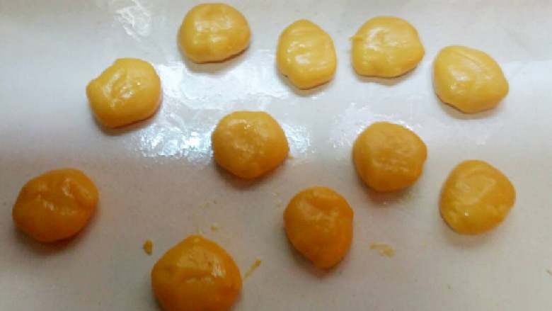南瓜冰皮水果月饼+#中秋食饼记#,切成小剂子。