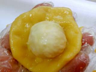 南瓜冰皮水果月饼+#中秋食饼记#,摁薄加入无花果。