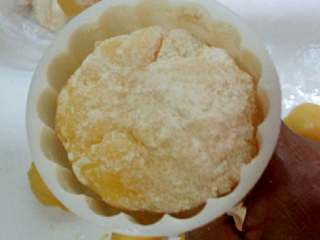 南瓜冰皮水果月饼+#中秋食饼记#,放入模具中