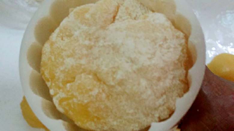 南瓜冰皮水果月饼+#中秋食饼记#,放入模具中
