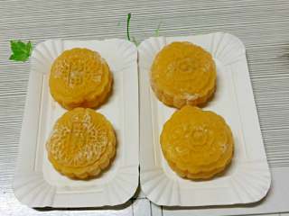 南瓜冰皮水果月饼+#中秋食饼记#,不熟练，样子不好看。