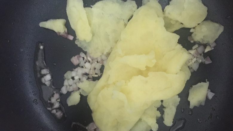 土豆鸡蛋盅,等洋葱烧软以后，把压好的土豆泥倒进锅里面。