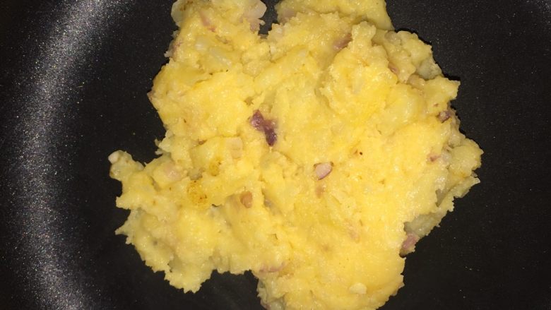 土豆鸡蛋盅,等奶酪和土豆泥完全融合在一起以后，变成金黄色即可。