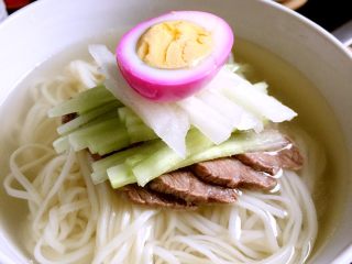 韩式冷面,第7步：像这样一层层码好后，放入之前调好的肉汤。
