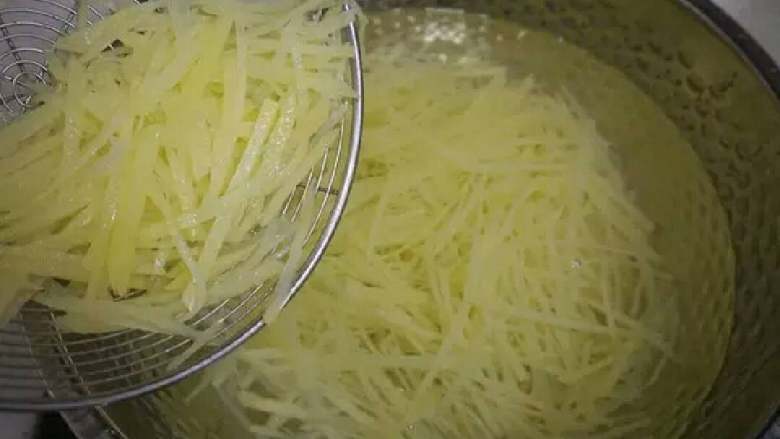 香辣土豆丝,迅速捞出过凉水
这样一热一冷，不仅土豆丝熟了，且会变得特脆。