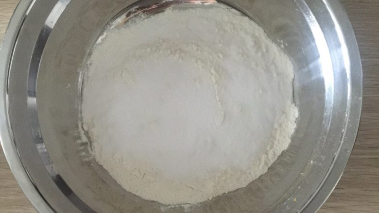 四叶草牛奶鸡蛋饼,先把面粉，糖粉倒进盆中搅拌均匀。
