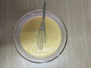 芒果班戟,然后加入软化的黄油，搅拌均匀。