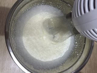 芒果班戟,然后把淡奶油装进容器里面，用电动打蛋器打发。