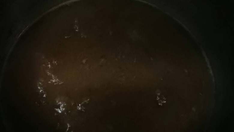 糟泥鱼头豆腐汤,我大概加了一小碗水量，然后煮开，用筷子搅拌下就可以关火了。