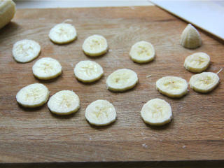 香蕉火龙果思慕雪,香蕉半根切成薄片。