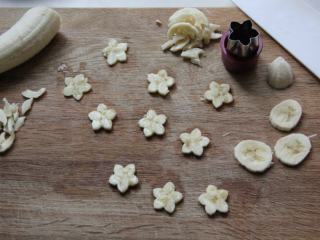 香蕉火龙果思慕雪,如果家中有模具的话，可以用这种小花模具把香蕉片压成小花的形状。