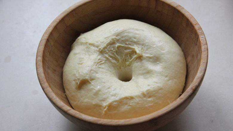 蔓越梅乳酪小餐包,滚圆，表面盖保鲜膜松弛20分钟。