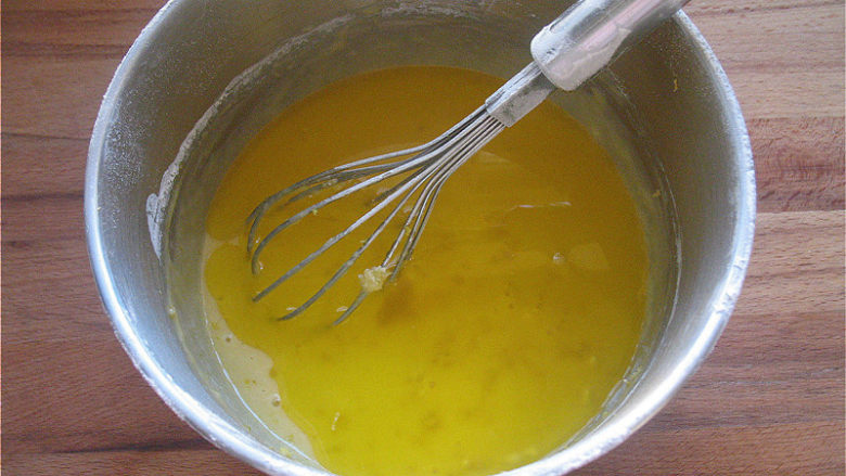 蜜豆玛德琳,加入晾凉的黄油搅拌均匀。