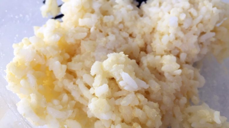 肉松小鸡饭团—带给宝宝更多有趣的童年回忆,把鸡蛋黄和米饭搅拌均匀