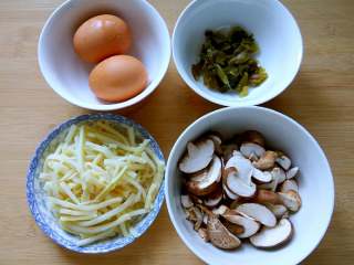 酸辣汤,鸡蛋打散、笋丝、香菇切片、酸菜叶清洗。