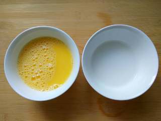 酸辣汤,鸡蛋打在碗里拌匀，生粉加水调成水淀粉。