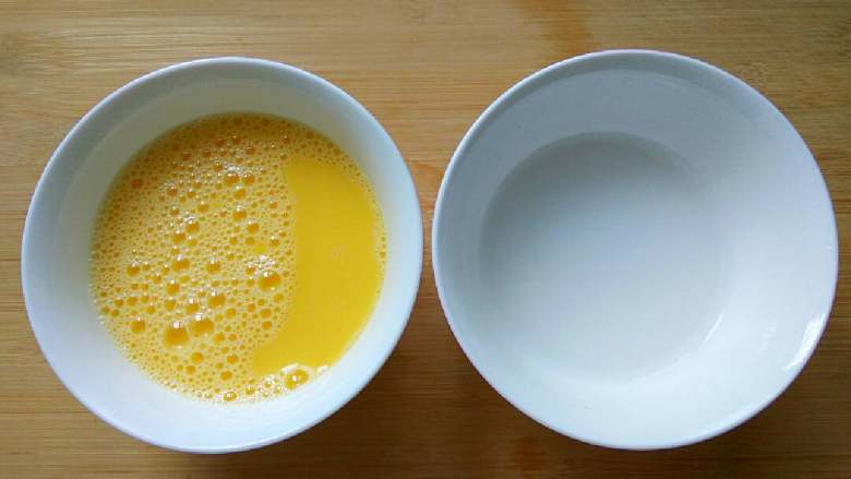 酸辣汤,鸡蛋打在碗里拌匀，生粉加水调成水淀粉。
