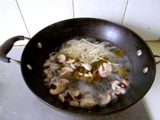 酸辣汤,锅中放入500克水烧沸，入笋丝、香菇和酸菜叶两分钟捞出沥干待用。