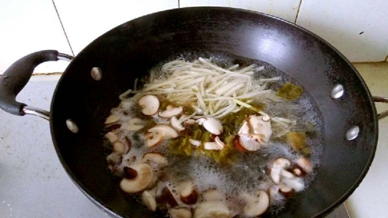 酸辣汤,锅中放入500克水烧沸，入笋丝、香菇和酸菜叶两分钟捞出沥干待用。