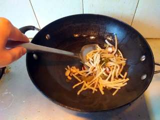 酸辣汤,锅里放油适量，油八成热下笋丝、香菇和酸菜叶翻炒。
