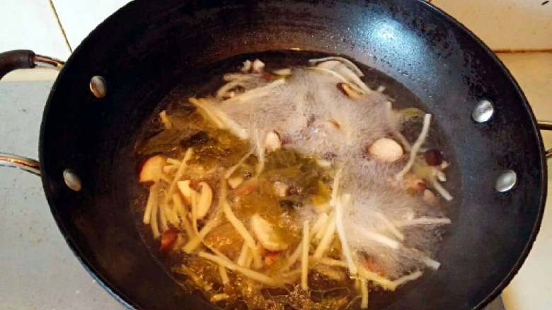 酸辣汤,放水500克烧沸搅拌一下。