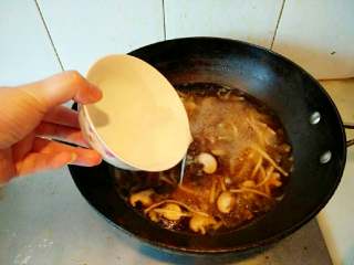 酸辣汤,加入水淀粉，不停搅拌。