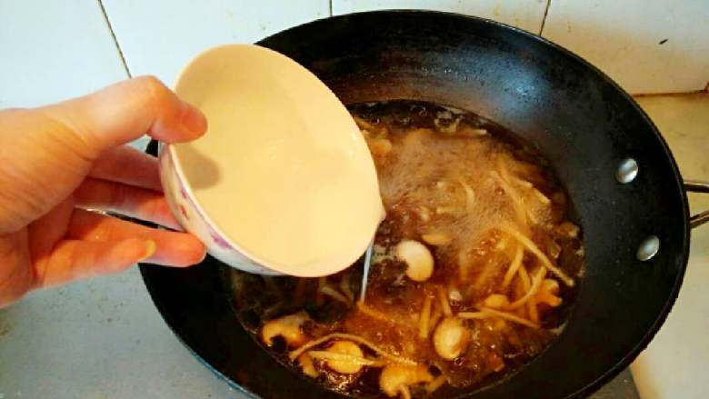 酸辣汤,加入水淀粉，不停搅拌。