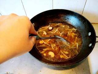 酸辣汤,用锅铲慢慢搅匀，搅到有一点粘稠即可。