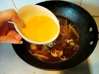 酸辣汤,加入蛋液，一边加入一边搅拌，烧沸后关火出锅。