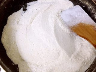 五仁低糖月饼➕#中秋食饼记#,糯米粉和面粉一起放不粘的平底锅慢慢翻炒，直至面粉呈金黄色就熟了。