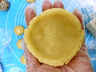五仁低糖月饼➕#中秋食饼记#,取50g饼皮揉圆，捏成碗状。