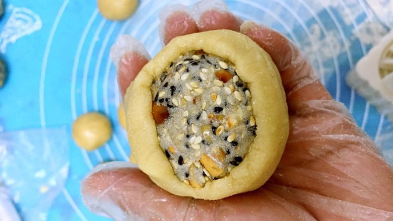 五仁低糖月饼➕#中秋食饼记#,放入五仁馅料，用手慢慢往上推，皮将陷完全包裹。