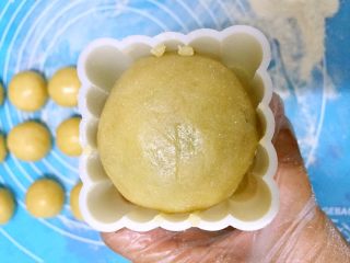 五仁低糖月饼➕#中秋食饼记#,放入模具中，用力压住，脱模。