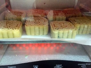 五仁低糖月饼➕#中秋食饼记#,烤箱180度，上下火烤30分钟，最后几分钟要多观察，看颜色金黄即可，以免烤箱温度有个体差异而烤糊了。