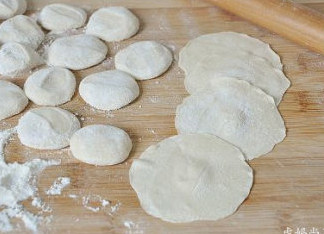 羊肉芦笋香菇饺子,将面剂子逐个按压扁，转着圈的擀成中间厚边缘薄的饺子皮。