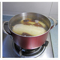 红糖桂花糯米藕,放到锅中，加入水、冰糖、红糖。烧开。