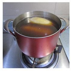 红糖桂花糯米藕,盖上盖子，用小火慢炖3个小时。