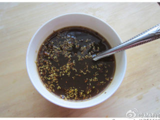 红糖桂花糯米藕,捞出藕切成片，锅中的汤汁烧开加入桂花蜜调匀，淋在藕上。