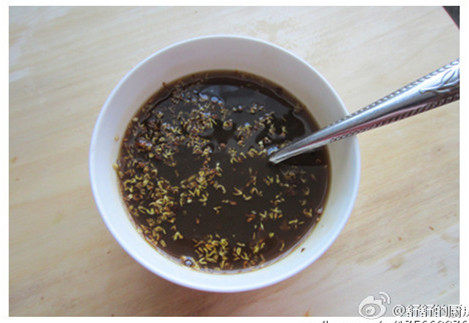 红糖桂花糯米藕,捞出藕切成片，锅中的汤汁烧开加入桂花蜜调匀，淋在藕上。