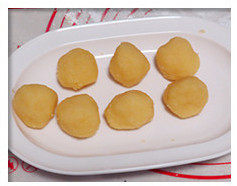 冰皮奶黄月饼,将奶黄馅分成25克一份，揉成圆球；