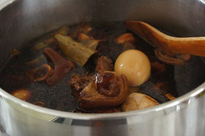 幸福是碗猪手面——卤蛋土豪升级版 ,另外煮几个鸡蛋，剥皮后一起放入卤锅。