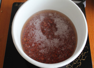 如何轻松做出整颗不破的蜜红豆——蜜红豆,泡好的红小豆去掉泡豆的水，加新水，用锅煮开，然后倒掉水不用。