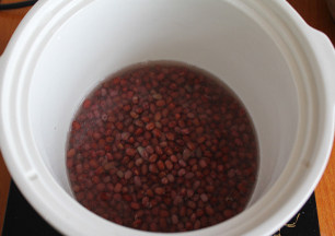 如何轻松做出整颗不破的蜜红豆——蜜红豆,放入清水，刚刚没过小豆0.5厘米即可。