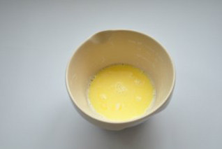 奥利奥杯子乳酪蛋糕 ,B料中的黄油和牛奶混合微波或隔水加热至黄油融化，搅拌均匀备用